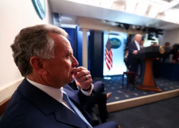 U.S. team heads to Iran peace talks with a gulf separating the two sides