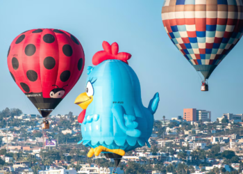 Giant balloon parade in CDMX for Children’s Day