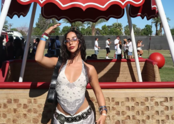 María Chacón shines at Coachella with a miniskirt set