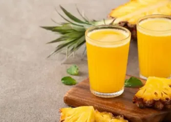 What are the benefits of drinking alfalfa water with pineapple?