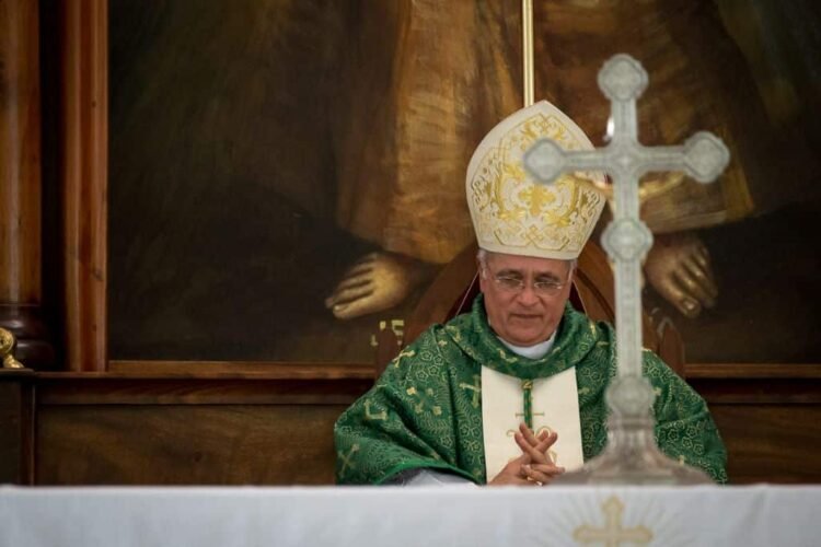 Bishop Silvio Báez encourages not to surrender to “evil”