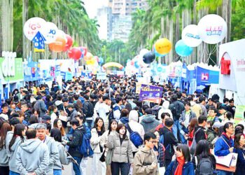Fresh graduate workforce down 9,000