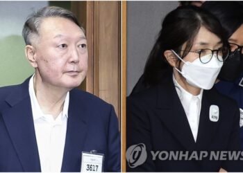 (LEAD) Ex-President Yoon, wife reunite in court after 9 months