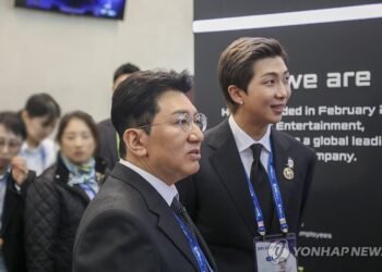 (2nd LD) Police seek arrest warrant for Hybe chairman over alleged unfair stock trading