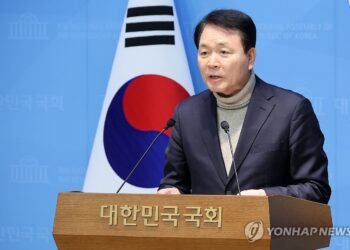 (LEAD) USFK chief lodges protest against unification minister for leaking U.S. intelligence: lawmaker