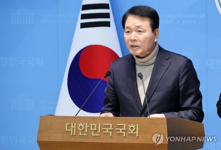 (LEAD) USFK chief lodges protest against unification minister for leaking U.S. intelligence: lawmaker