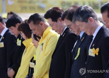 (LEAD) Lee says feels ‘heavy responsibility’ over 2014 Sewol ferry disaster