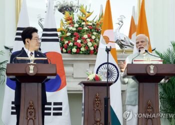 (LEAD) S. Korea, India sign 20 MOUs in steel, shipbuilding, energy sectors