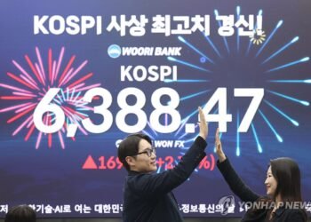(2nd LD) KOSPI sets record peak amid hopes of peace talks, tech rally