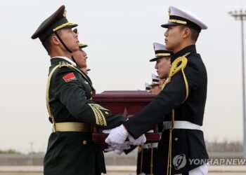 (LEAD) S. Korea returns remains of 12 Chinese troops killed in Korean War
