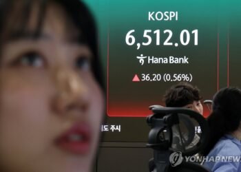 (LEAD) Seoul stocks open tad lower amid little progress in peace talks
