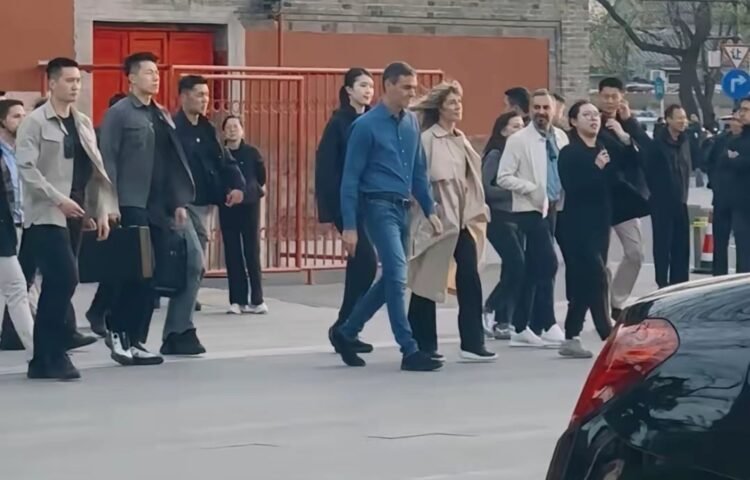 Pedro Sánchez and Begoña Gómez visited the Summer Palace in Beijing