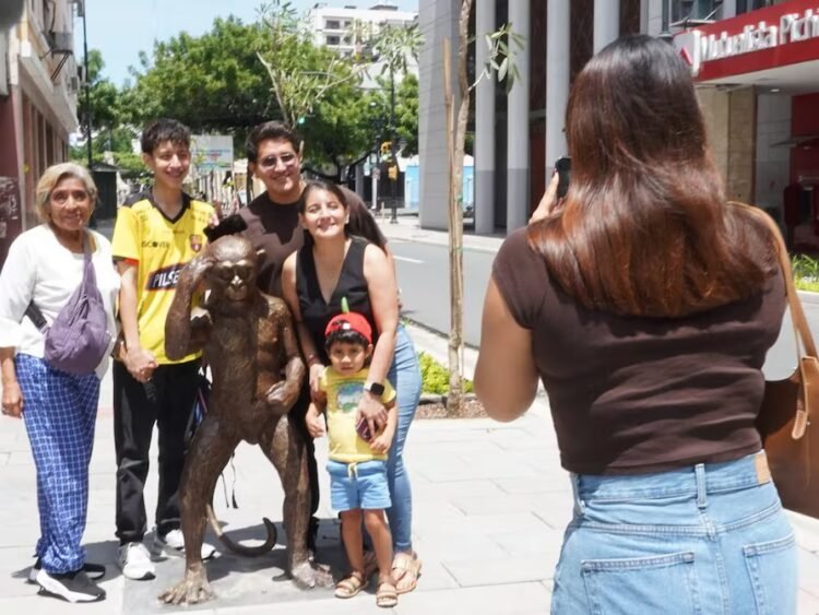 The bronze monkey that surprises in the center: pedestrians stop to touch it and take photos | Community | Guayaquil