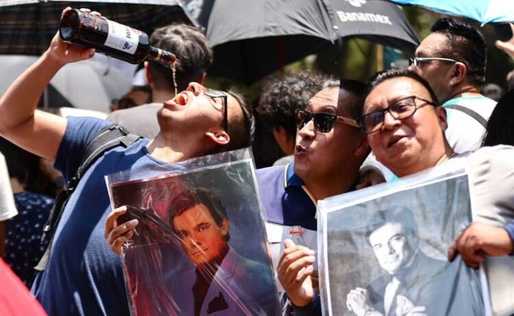 They celebrated José José as he should… with extra glasses