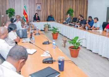 President Simons and air traffic controllers make agreements about pay and continuity – the Ware Tijd
