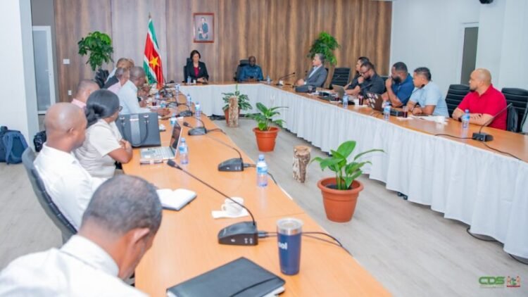 President Simons and air traffic controllers make agreements about pay and continuity – the Ware Tijd