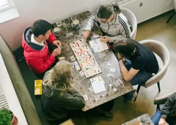 An unusual cafe has opened in Vienna where it is forbidden to use mobile phones, and with a clear goal