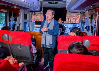 Battambang governor sends off residents on free holiday buses