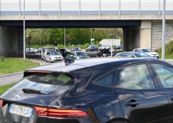 Tageblatt.lu | Improvement for the worse? | Despite traffic lights, traffic is still backed up in the Dudelingen roundabout