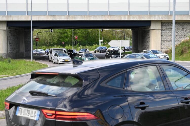 Tageblatt.lu | Improvement for the worse? | Despite traffic lights, traffic is still backed up in the Dudelingen roundabout