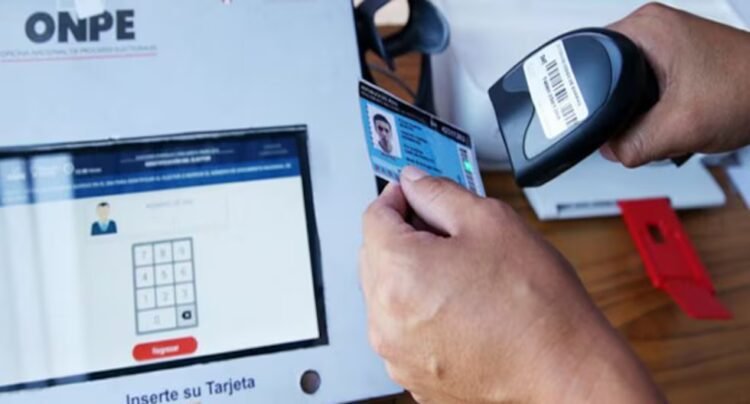 Face and Seal | Should there be electronic voting in Peru? Javier Albán | Erick Iriarte