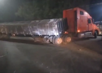 Trailer completely blocks Bárcenas route in Villa Nueva and affects vehicular traffic