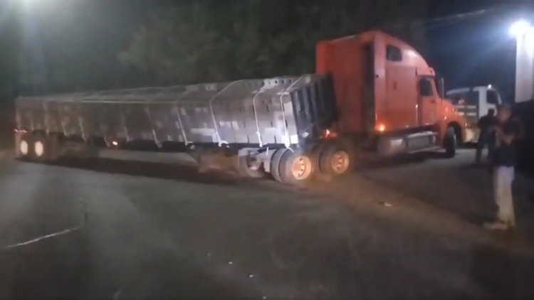 Trailer completely blocks Bárcenas route in Villa Nueva and affects vehicular traffic