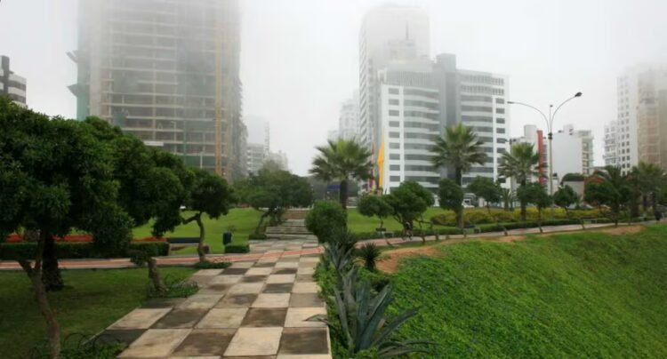 Lima dawns with clouds and a slight feeling of cold after several days of heat