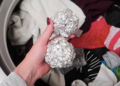 What is the purpose of putting aluminum foil in the washing machine? this is what you should know