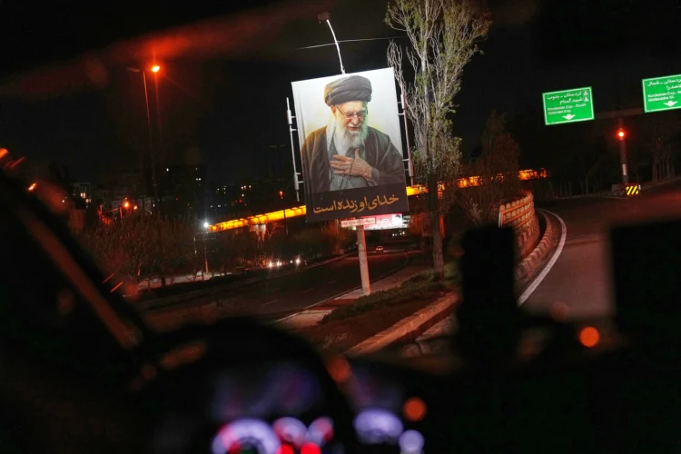 Trump threatens new rampage as Iran deal deadline nears