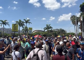 Workers do not buy the “responsible” salary from Delcy Rodríguez and take to the streets to march to Miraflores