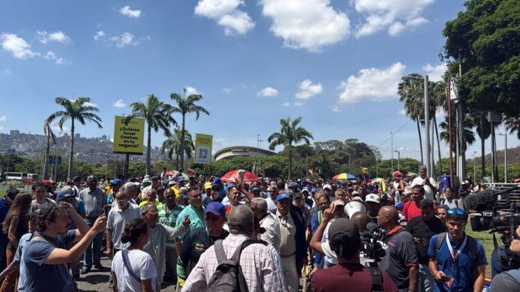 Workers do not buy the “responsible” salary from Delcy Rodríguez and take to the streets to march to Miraflores