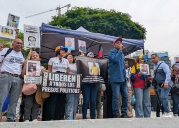 Under the rain and with threats of sabotage, workers deliver petitions to the US Embassy for decent wages