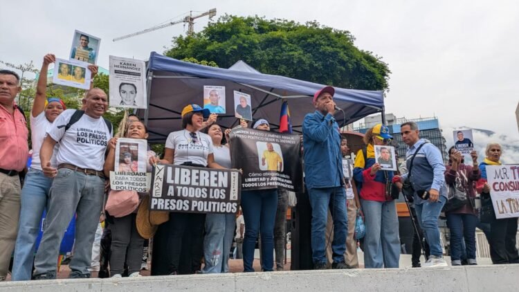 Under the rain and with threats of sabotage, workers deliver petitions to the US Embassy for decent wages