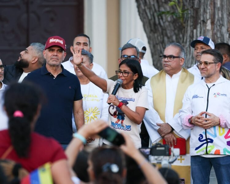 Government closes “pilgrimage against sanctions” on May 1 with mega concert, while workers wait for salary increase
