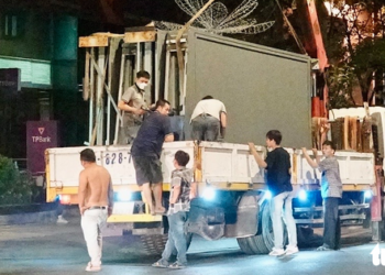 Businesses in Ho Chi Minh City remove illegal sidewalk ads amid crackdown