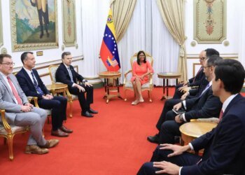 John Barrett begins his management in Caracas with a key meeting with Delcy Rodríguez