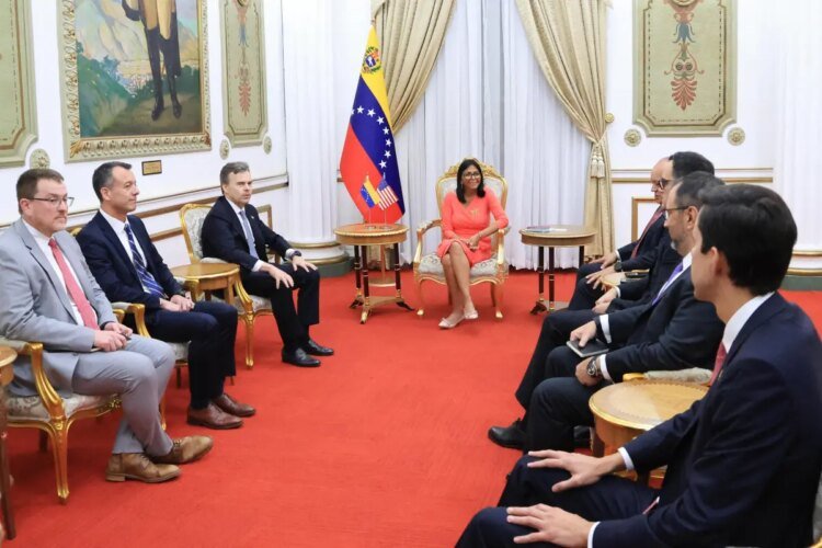 John Barrett begins his management in Caracas with a key meeting with Delcy Rodríguez