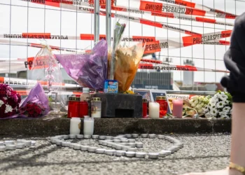 Car crashes into the Main in Frankfurt: Mourning at the Osthafen for young people who had an accident