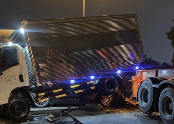 6-vehicle pile-up causes traffic gridlock on Ho Chi Minh City bridge