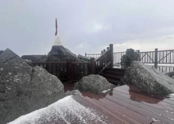 Hailstorm batters Fansipan peak in northern Vietnam