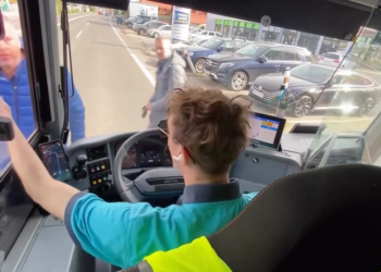 They ran into his path, then spat on him. The incident in Bratislava was captured by the bus driver’s camera – Regions – News