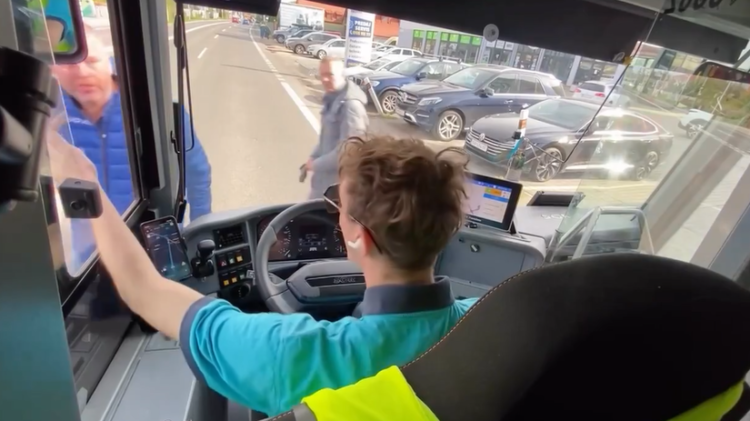 They ran into his path, then spat on him. The incident in Bratislava was captured by the bus driver’s camera – Regions – News