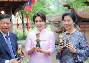South Korean first lady wears Vietnamese ‘ao dai,’ joins cultural visit in Hanoi