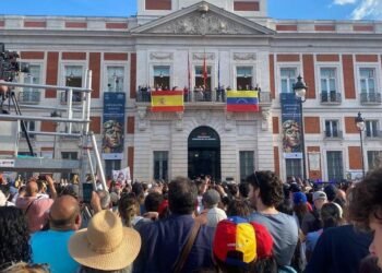 Madrid: Puerta del Sol is filled with flags to welcome Machado