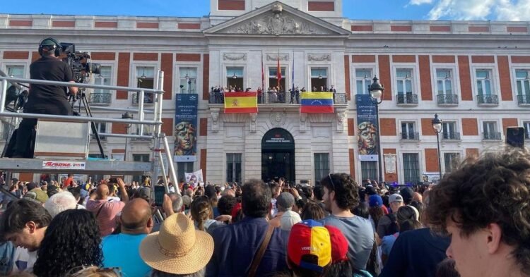 Madrid: Puerta del Sol is filled with flags to welcome Machado