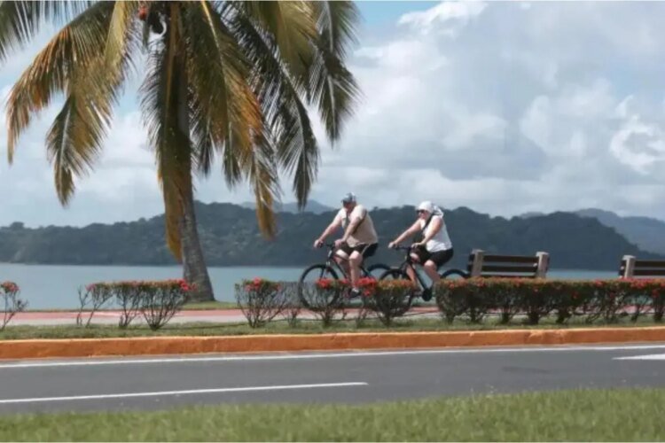 They prohibit informal street commerce in the Amador Causeway and warn about deceptive charges