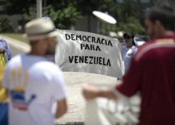 Democrats approve resolution in favor of democratic transition