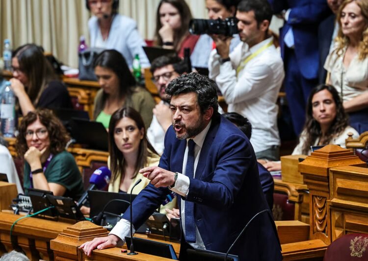 Pedro Delgado Alves turns his back on Aguiar-Branco on April 25th and accuses President of Parliament of disservice to transparency