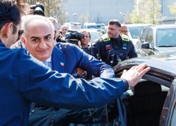 Son of the last shah of Iran was hit with red liquid in Berlin (see video)